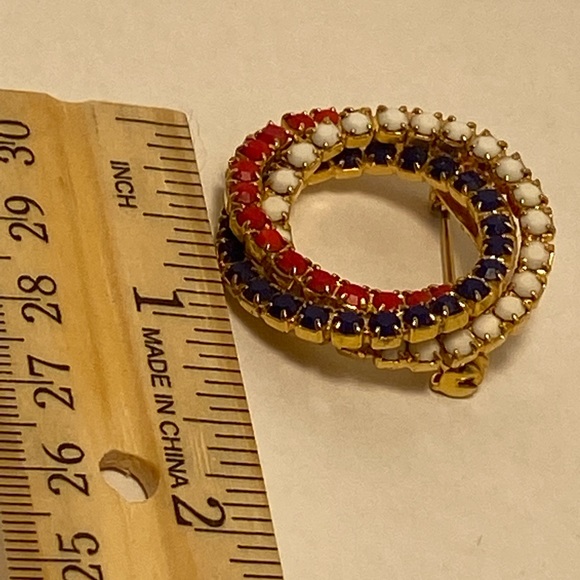 Vintage BROOCH red white and blue 
rhinestone gold Eternity stacked wreath PIN - Picture 3 of 15